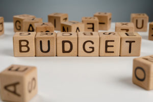 Lettre de scrabble indiquant "Budget"